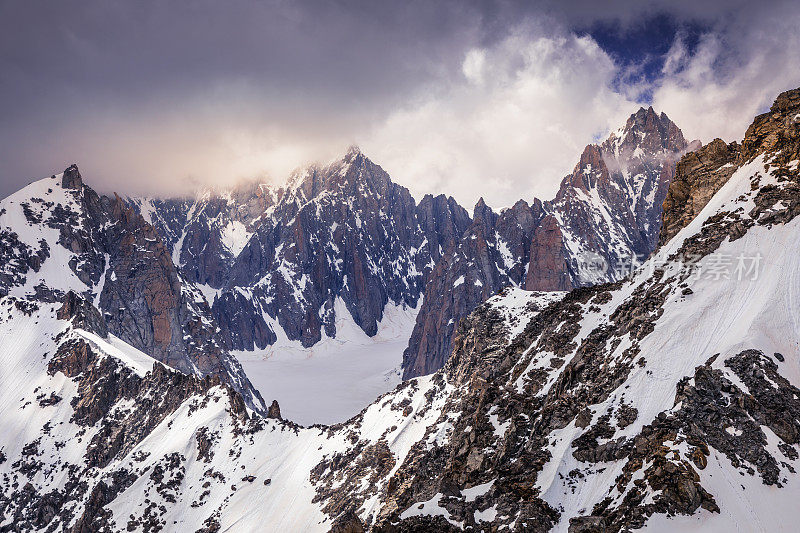 白雪皑皑的les Drus, vallee Blanche, Mont Blanc Massif和冰川-意大利阿尔卑斯山边